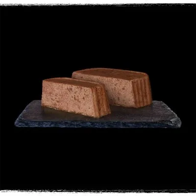 Kaksi viipaleeksi leikattua ruskeaa märkäruokapalaa kivisellä alustalla, ei näkyvää pakkausta tai tuotemerkkiä.