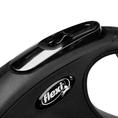 Flexi hundkoppel med ergonomiskt handtag och svart design, närbild av låsmekanismen.