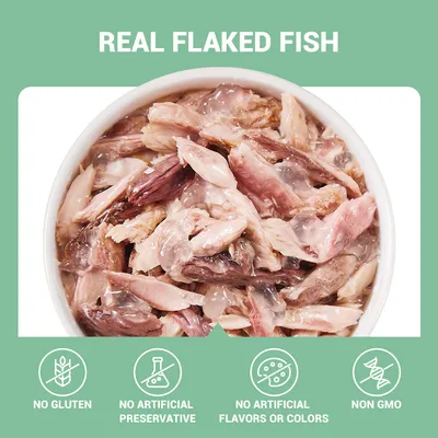 Miska s kúskami ryby, text: REAL FLAKED FISH. Ikony a text: NO GLUTEN, NO ARTIFICIAL PRESERVATIVE, NO ARTIFICIAL FLAVORS OR COLORS, NON GMO (anglicky).
