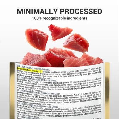 Text: MINIMALLY PROCESSED, 100% recognizable ingredients. Zvýraznené zloženie v angličtine: tuna 55 %, rice 15 %. Viditeľné kúsky surového tuniaka nad obalom.