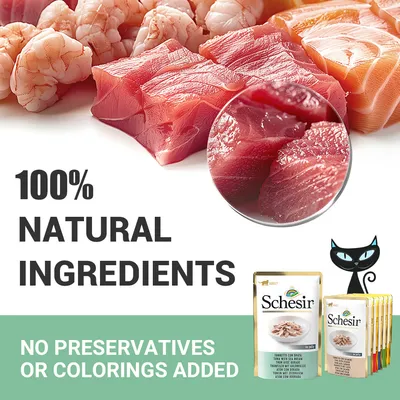 100% NATURAL INGREDIENTS, NO PRESERVATIVES OR COLORINGS ADDED, Schesir. Tekst na engleskom jeziku. Prikaz sirovih komada ribe i škampi te pakiranja hrane za mačke.