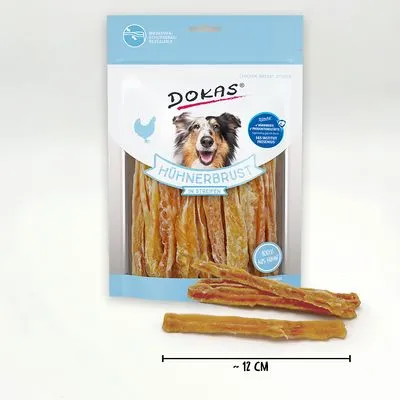 Dokas Hühnerbrust in Stücken, verpakking met zichtbare kipfiletstroken en afbeelding van hond. Tekst: 'Hühnerbrust in Streifen', lengte stroken ca. 12 cm.