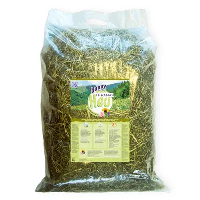 Confezione da 2 kg di fieno Bunny FrischGras Heu, etichetta con immagine di prato e testo informativo visibile sul fronte della confezione.