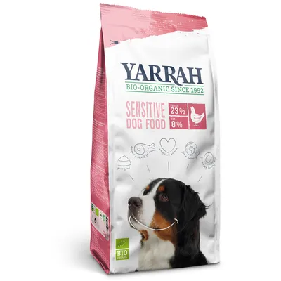 Yarrah Bio-Organic Sensitive Dog Food, proteină 23 %, grăsimi 8 %, imagine cu un câine și simbol bio pe ambalaj. Text în engleză: 'Sensitive Dog Food', 'Bio-Organic since 1992'.