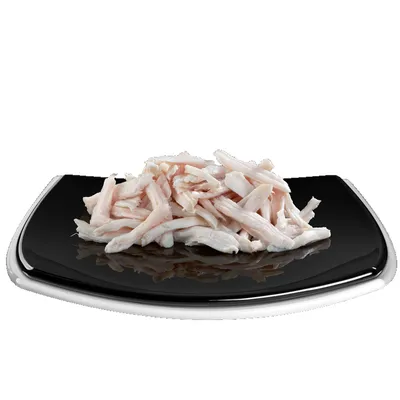Émincés de viande blanche présentés sur une assiette noire, sans emballage ni marque visible.