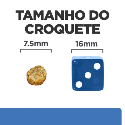 Tamanho do croquete: 7,5 mm ao lado de um dado azul de 16 mm para comparação visual.