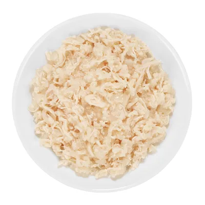 Assiette blanche contenant de la nourriture humide pour animaux, aspect effiloché et texture juteuse, sans marque ni texte visible.