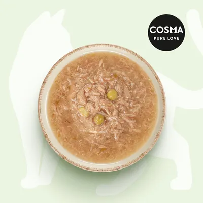 Cosma Pure Love márkájú nedves macskaeledel tálban, látható húsdarabokkal és zöldborsóval.