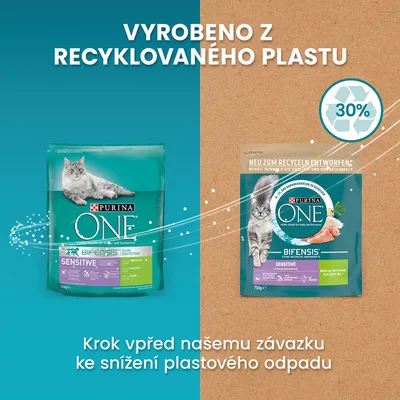 PURINA ONE Bifensis Sensitive, dvě balení s kočkou, text: Vyrobeno z recyklovaného plastu, 30 %, krok vpřed ke snížení plastového odpadu.