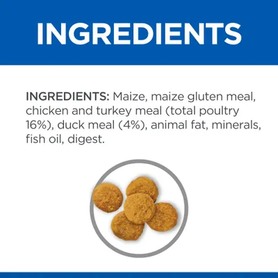 Teksti englanniksi: INGREDIENTS: Maize, maize gluten meal, chicken and turkey meal (total poultry 16%), duck meal (4%), animal fat, minerals, fish oil, digest. Kuvassa ruskeita nappuloita.