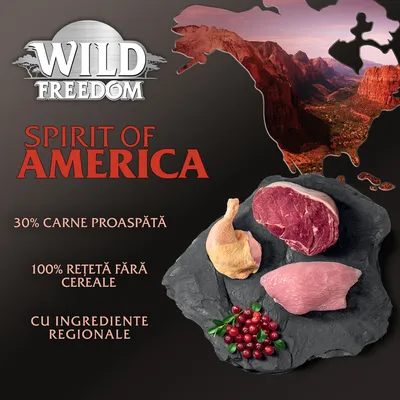 Wild Freedom Spirit of America. 30% carne proaspătă, 100% rețetă fără cereale, cu ingrediente regionale. Imagine cu carne crudă și fructe pe o placă de piatră.