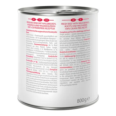 Tin labelled: Fresh beef with forest berries, roots and wild herbs. 100% grain-free recipe. Complete food for adult dogs of all breeds. Content: 800g.