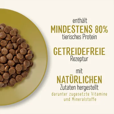 Текст на немецком: enthält mindestens 80% tierisches Protein, getreidefreie Rezeptur, mit natürlichen Zutaten hergestellt, darunter zugesetzte Vitamine und Mineralstoffe. Корм в миске.