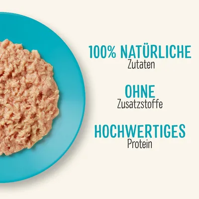 Besedilo v nemščini: 100% NATÜRLICHE Zutaten, OHNE Zusatzstoffe, HOCHWERTIGES Protein. Prikazana je porcija mlete hrane na modrem krožniku.