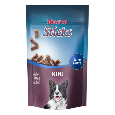 Rocco Sticks Mini s postrvjo. Mehki in enostavni za porcijo. Embalaža prikazuje psa in prigrizke.