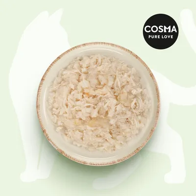 Bol de nourriture humide Cosma Pure Love, émincés clairs dans une assiette beige, logo Cosma Pure Love visible en haut à droite sur fond vert clair avec silhouette de chat.