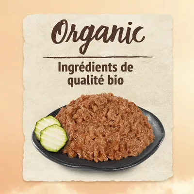 Texte visible : Organic, Ingrédients de qualité bio. Assiette de pâtée avec deux tranches de concombre à côté.