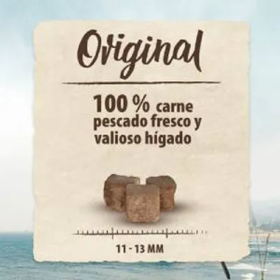 Original. 100 % carne, pescado fresco y valioso hígado. Cubos de alimento tamaño 11–13 mm visibles en la imagen.