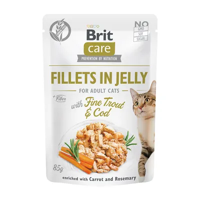 Brit Care Fillets in Jelly for adult cats, with Fine Trout & Cod, arricchito con carota e rosmarino, 85g. NO GMO, SOY, SUGAR. Immagine di filetti, carote, rosmarino e gatto.