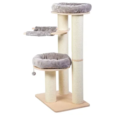 Tiragraffi per gatti con tre colonne in sisal, due lettini imbottiti grigi, una piattaforma e un gioco a pallina pendente, base in legno chiaro.