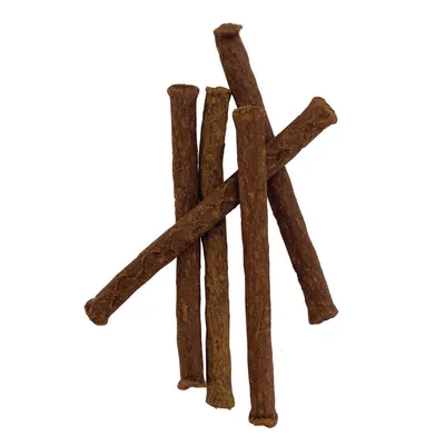 Varios palitos masticables marrones de material prensado, aptos como snack o recompensa para mascotas.