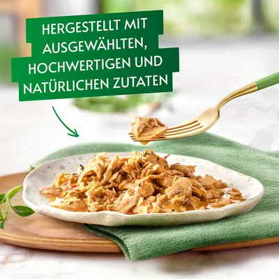 Hergestellt mit ausgewählten, hochwertigen und natürlichen Zutaten. Gezeigte Speise auf Teller mit Gabel serviert.
