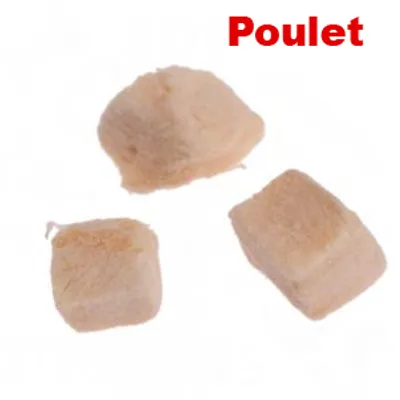 Trois morceaux de friandises pour animaux, couleur beige clair, avec le texte visible « Poulet » en haut à droite.