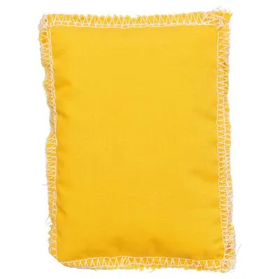 Rechthoekig geel kussen van stof met zichtbare witte stiksels langs de randen.