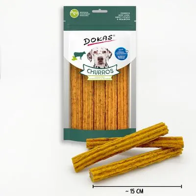 Dokas Churros hondensnack, verpakking met zichtbare sticks en afbeelding van hond. Tekst: beef liver, sweet potato & meadow hay. Lengte per stick ca. 15 cm.