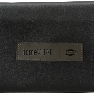 homeVITAL und Trixie Logo auf schwarzem Leder.