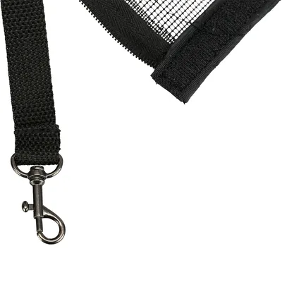 Schwarzer Karabinerhaken aus Metall an einem robusten Nylonband, verbunden mit einem Netzmaterial.