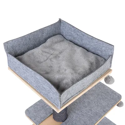 Kradsøjle med grå liggeplads af filt og blød polstring, nedenunder niveauer af træ og filt samt hængende legebolde.