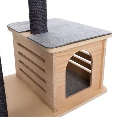 Kradsøjle med træhus, grå filtbelægning og sisalomviklet kradsetræ.