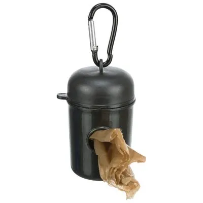 Zwarte kunststof houder met karabijnhaak en bruine poepzakjes die uit een opening steken, geschikt voor het meenemen van hondenpoepzakjes tijdens wandelingen.