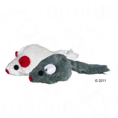 Deux jouets souris en peluche, l’un gris avec oreilles blanches et l’autre blanc avec oreilles rouges, museaux rouges et yeux noirs visibles.