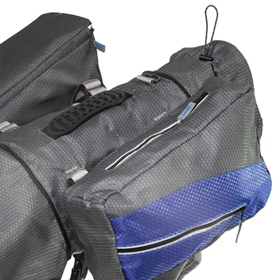 Harmaa ja sininen koiran satulalaukku, jossa useita vetoketjutaskuja ja kestävät materiaalit.