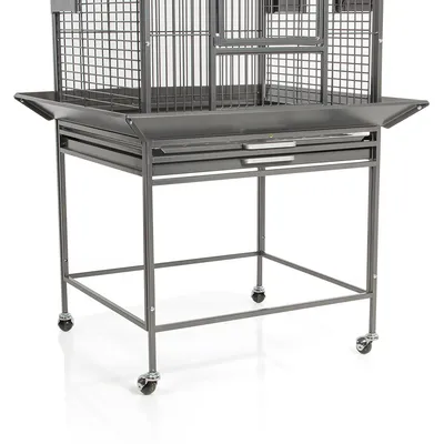 Partie inférieure d'une cage en métal sur roulettes avec tiroir amovible et plateau de récupération, structure rectangulaire visible sans accessoires ni animaux.