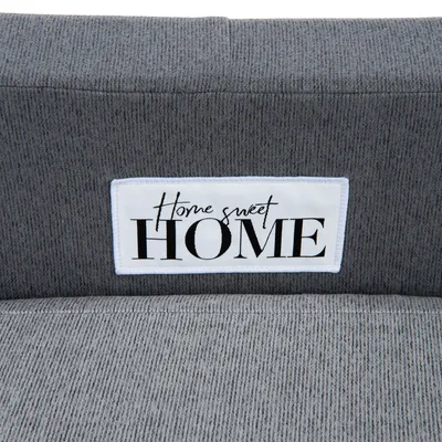 Grauer Stoff mit weissem Patch und schwarzer Aufschrift 'Home sweet HOME'.
