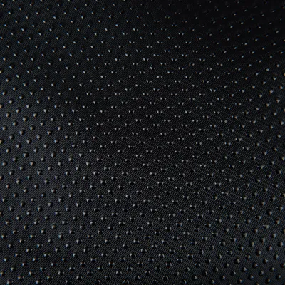 Sort tekstil med små, regelmæssige gummidutter synlige på overfladen. Materialet ser skridsikkert ud og bruges ofte til kæledyrsprodukter.