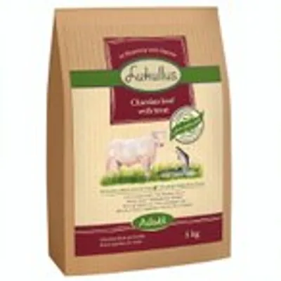 Confezione di cibo per animali Lukullus, testo visibile: 'Classic beef with trout', immagine di mucca e trota, peso indicato 5 kg.
