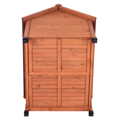 Vue de face d’une niche pour chien en bois avec toit incliné, panneaux horizontaux et pieds noirs visibles aux coins. Aucun texte ou marque apparente.