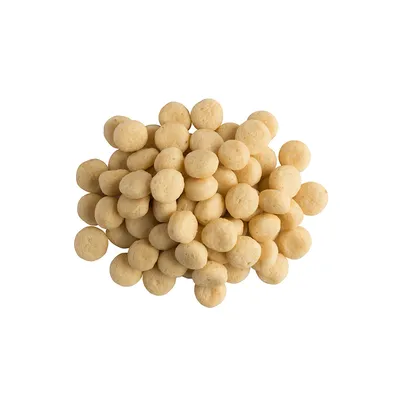 Купчина малки, кръгли, светложълти гранули или хапки за домашни любимци на бял фон. Не се вижда опаковка или марка.
