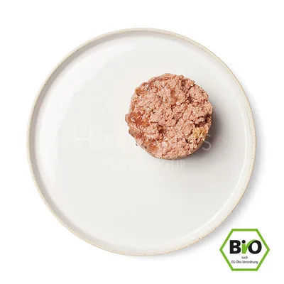 Herrmanns Manufaktur Bio-Nassfutter, zertifiziert nach EG-Öko-Verordnung. Gezeigte Portion auf weissem Teller.
