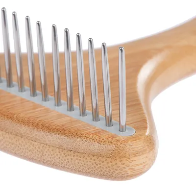 Holzgriff mit Metallzinken, geeignet für Fellpflege. Detailansicht des Kamms mit robusten Edelstahlzinken.