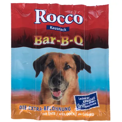 Obal Rocco Kaussnack Bar-B-Q, Die Extra-Belohnung mit Ente, s obrázkem psa a textem Leckerer Kaußpaß mit delikatem Grillgeschmack. Obal Rocco Kaussnack Bar-B-Q, Die Extra-Belohnung mit Ente, s obrázkem psa a textem Leckerer Kaußpaß mit delikatem Grillgeschmack.