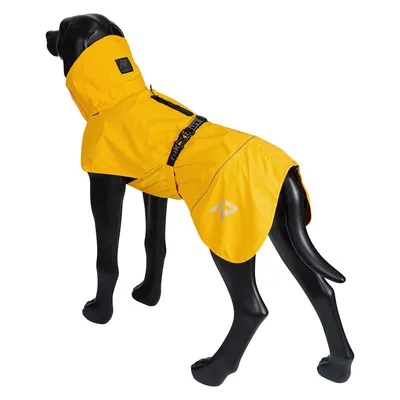 Cappotto giallo per cani con logo riflettente e chiusura regolabile, presentato su un modello di cane nero.
