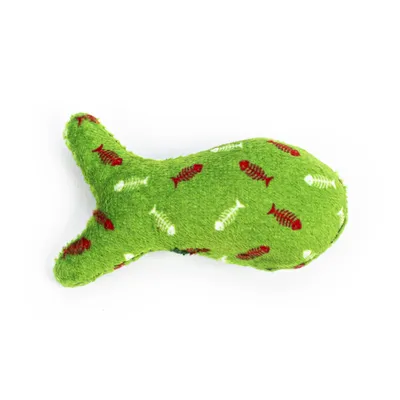 Zelená textilní hračka ve tvaru ryby s potiskem červených a bílých rybích kostí, bez viditelné značky nebo dalšího textu.