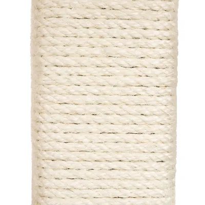 Primer plano de cuerda de sisal blanca, adecuada para rascadores o otros usos.