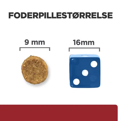Foderpillestørrelse: foderpille med diameter 9 mm sammenlignet med en blå terning på 16 mm. Tekst: FODERPILLESTØRRELSE, 9 mm, 16 mm.