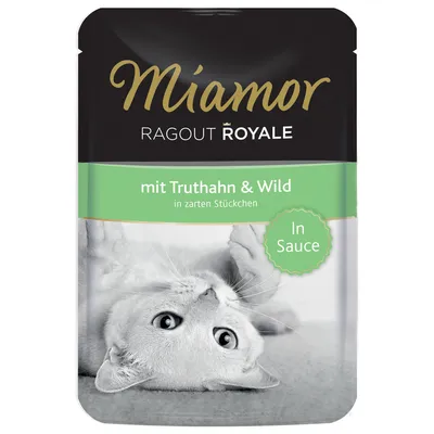 Miamor Ragout Royale con tacchino e selvaggina in teneri bocconcini, in salsa. Confezione con un gatto sdraiato.